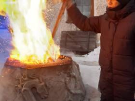 Кузнец из Якутии продемонстрировал тувинцам древнюю технологию выплавки железа