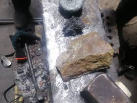 Кузнец из Якутии продемонстрировал тувинцам древнюю технологию выплавки железа