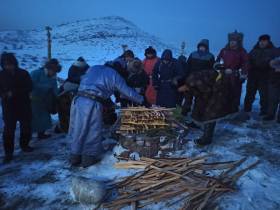 Кузнец из Якутии продемонстрировал тувинцам древнюю технологию выплавки железа