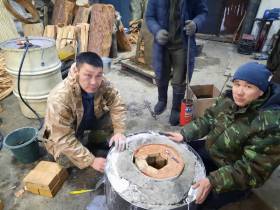 Кузнец из Якутии продемонстрировал тувинцам древнюю технологию выплавки железа
