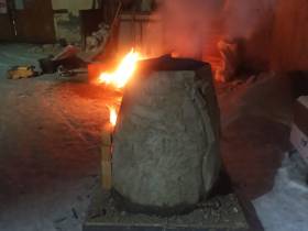 Кузнец из Якутии продемонстрировал тувинцам древнюю технологию выплавки железа