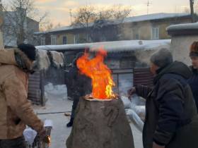 Кузнец из Якутии продемонстрировал тувинцам древнюю технологию выплавки железа