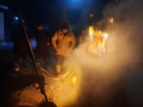 Кузнец из Якутии продемонстрировал тувинцам древнюю технологию выплавки железа