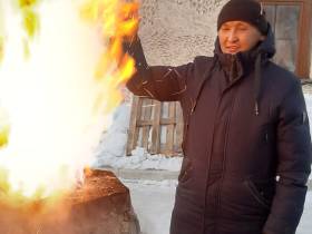 Кузнец из Якутии продемонстрировал тувинцам древнюю технологию выплавки железа