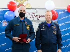 В канун Дня защитника Отечества сотрудникам МЧС вручили государственные и ведомственные награды