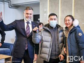 Жильцам вручили ключи от новых квартир в современном доме в Якутске