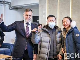 Жильцам вручили ключи от новых квартир в современном доме в Якутске