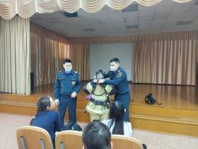 Сотрудники МЧС Якутии провели открытые уроки по безопасности жизнедеятельности