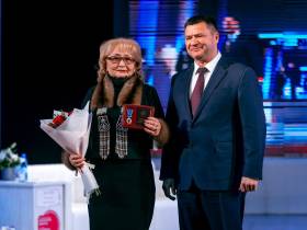 В Якутии женщинам и многодетным матерям вручили высокие государственные награды