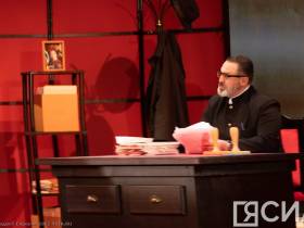 В Русском драмтеатре Якутска состоялась премьера комедии "Академия смеха"