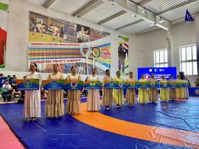 Турнир по борьбе хапсагай в Хангаласском районе Якутии посвятили 100-летию ЯАССР