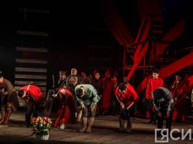 ФОТО. В Саха театре состоялась премьера спектакля «Маарыкчаан ыччаттара» от Сергея Потапова