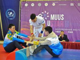 Известные гимнастки Аверины познакомились с якутским мас-рестлингом