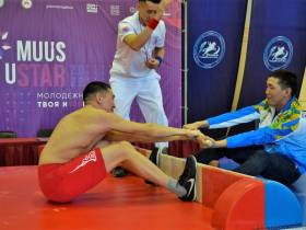 Известные гимнастки Аверины познакомились с якутским мас-рестлингом