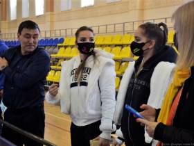 Известные гимнастки Аверины познакомились с якутским мас-рестлингом