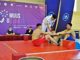 Известные гимнастки Аверины познакомились с якутским мас-рестлингом