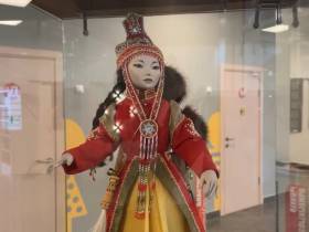 В Smart библиотеке в Якутске открылась передвижная выставка авторских кукол