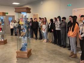 В Smart библиотеке в Якутске открылась передвижная выставка авторских кукол