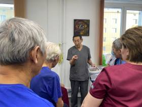 Врач высшей категории проводит для пожилых якутян лечебную физкультуру