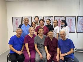 Врач высшей категории проводит для пожилых якутян лечебную физкультуру