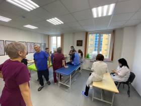 Врач высшей категории проводит для пожилых якутян лечебную физкультуру