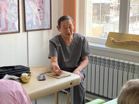 Врач высшей категории проводит для пожилых якутян лечебную физкультуру