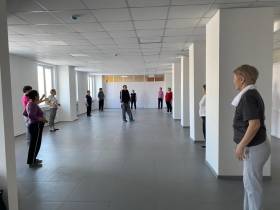 Врач высшей категории проводит для пожилых якутян лечебную физкультуру