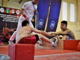 Без мастеров. Команды наслегов Якутии борются за табун лошадей на турнире по мас-рестлингу