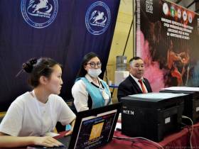 Без мастеров. Команды наслегов Якутии борются за табун лошадей на турнире по мас-рестлингу