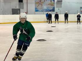 Юные хоккеисты Удачного посвятили эстафету своим отцам