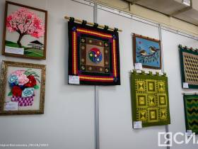 В Якутске открылась выставка мастеров Хатырыкского наслега