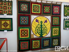 В Якутске открылась выставка мастеров Хатырыкского наслега