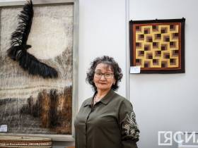 В Якутске открылась выставка мастеров Хатырыкского наслега