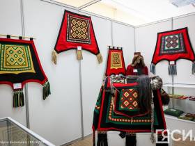 В Якутске открылась выставка мастеров Хатырыкского наслега