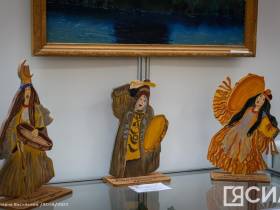 В Якутске открылась выставка мастеров Хатырыкского наслега