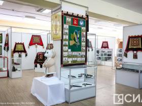 В Якутске открылась выставка мастеров Хатырыкского наслега