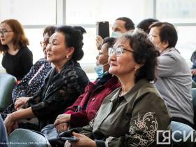 В Якутске открылась выставка мастеров Хатырыкского наслега