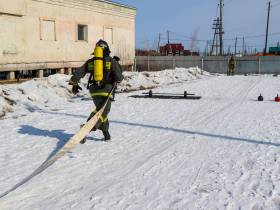 В Якутске прошли соревнования по пожарному кроссфиту