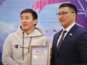 Якутским борцам Владимиру Егорову и Эдуарду Григорьеву вручили заслуженные награды