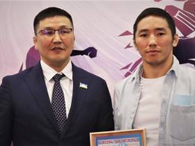 Якутским борцам Владимиру Егорову и Эдуарду Григорьеву вручили заслуженные награды