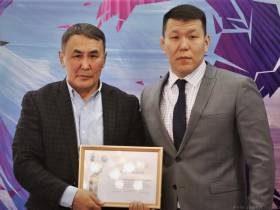 Якутским борцам Владимиру Егорову и Эдуарду Григорьеву вручили заслуженные награды