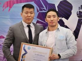 Якутским борцам Владимиру Егорову и Эдуарду Григорьеву вручили заслуженные награды