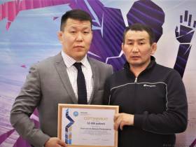 Якутским борцам Владимиру Егорову и Эдуарду Григорьеву вручили заслуженные награды