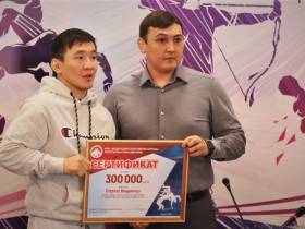 Якутским борцам Владимиру Егорову и Эдуарду Григорьеву вручили заслуженные награды