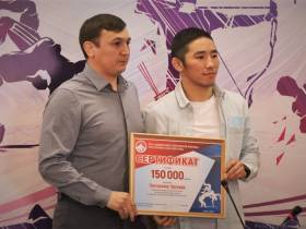 Якутским борцам Владимиру Егорову и Эдуарду Григорьеву вручили заслуженные награды