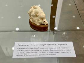 "Муосчут эйгэтэ". В Якутске открылась выставка художника-костореза Романа Пинигина