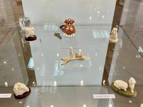 "Муосчут эйгэтэ". В Якутске открылась выставка художника-костореза Романа Пинигина