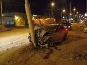В Якутске водитель иномарки врезался в опору уличного освещения