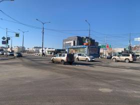 В Якутске водитель иномарки врезался в опору уличного освещения