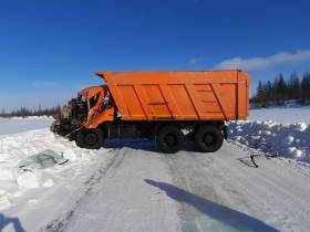 При столкновении двух  КамАЗов в Нижнеколымском районе Якутии пострадал один из водителей